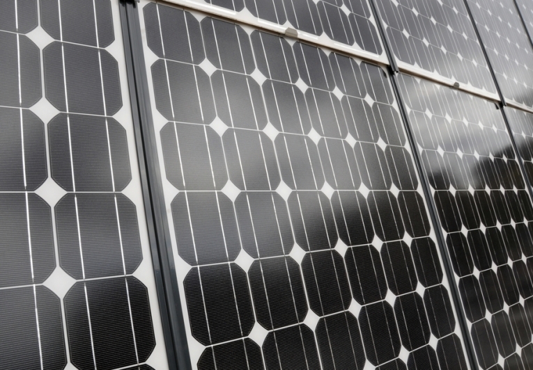 黑硅太阳能电池在使太阳能更便宜中的作用