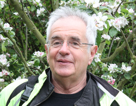 罗伯特·贝尔博士在伦敦南部的布里克斯顿社区花园