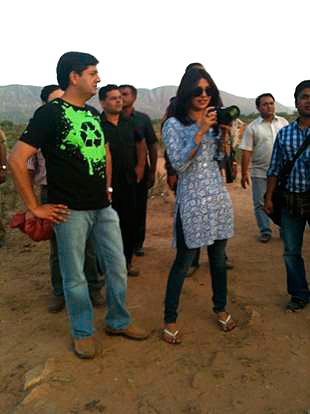 NDTV的演示者Vikram Chandra和印度电影明星Priyanka Chopra在马纳瓦斯在拉贾斯坦邦 - 现在由太阳能电力推出的村庄