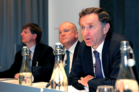 一些小组成员（L-R）：Peter Young，Aldersgate Group;John Jenkins，GE Capital UK;贸易和投资部长林园;照片由Nina Raingold