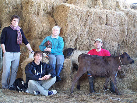 Sousek家族，R-L，Paul，他的妻子Celia，Sons Ben和Joe，以及Mambo，他们的狗和一些农场动物