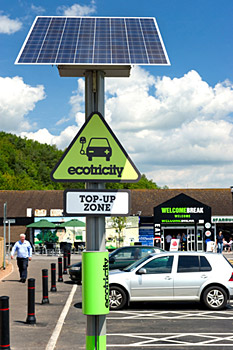 英国高速公路服务站外的一个充电站