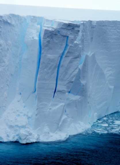 南极洲浮动罗斯冰架的海边的这种看法显示了冰块破裂的地区，可以产生冰山。