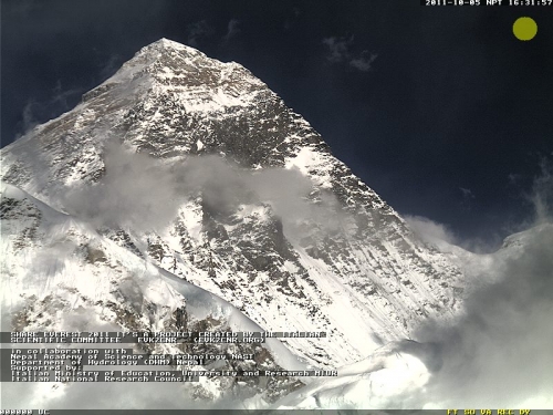 来自珠穆朗玛峰实时网络摄像头的图像