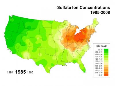 1985年雨水中硫酸离子的平均浓度，由美国大气沉积方案的收集地点跨越美国的收集地点衡量