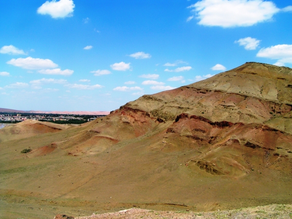 在阿特拉斯山脉(摩洛哥)，上三叠统沉积物(红色)与中大西洋岩浆岩省的玄武岩交替(棕色)