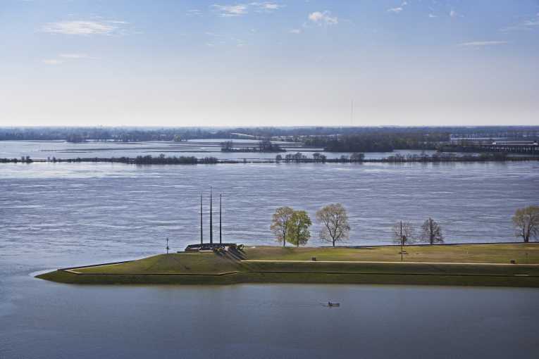 提出了将密西西比洪水转移到西方的计划