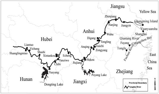 长江的地理。南京大学是中国第二大最北的城市。宜昌在最西边，东边是海岸。白鳍豚的斑点是周调查(1979-1981年)所推断的1980年代白鳍豚的分布;这些方格是张骞等根据1997年调查资料推断出的白鳍豚的残存生境