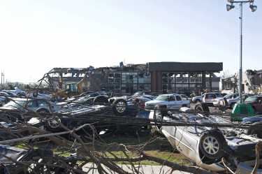 致命的龙卷风撕裂乔普林,密苏里州
