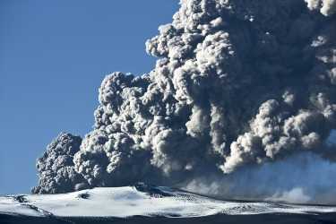冰岛火山喷发导致高山空气污染