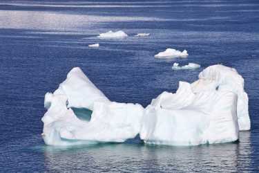更多的冰离开极地冰盖