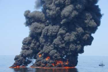科学家们测量深海原油泄漏的影响大气污染