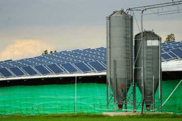 农场上的太阳能电池板