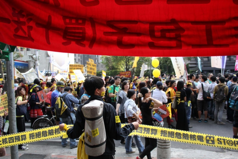 在台湾，反核抗议推出200,000