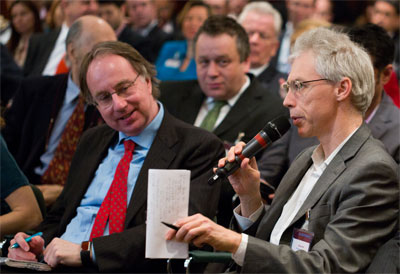 当绿色和平组织的道格·帕尔问一个有关核能的问题时，观众中的朱利安·杰克逊(左)